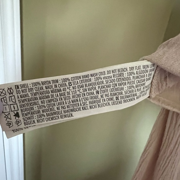 Beige detailed front tie up top. Flared long sleeves, size M from forever 21. - Picture 6 of 6